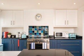 Fridge, microwave, oven, stovetop - Cozy One-Bedroom Apartment Near Brighton Seafront (Brighton)