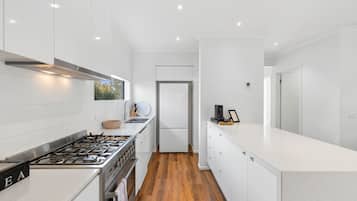 Mikroaaltouuni, uuni, liesi, astianpesukone