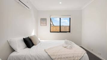 3 bedrooms, iron/ironing board, WiFi, bed sheets