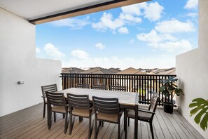 Outdoor dining - Cherry St Retreat, Armstrong Creek (Armstrong Creek)