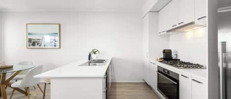 Wasserkocher mit Kaffee-/Teezubehör, Kühlschrank, Mikrowelle, Ofen