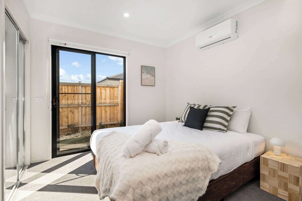 Iron/ironing board, WiFi, bed sheets