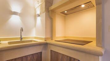 Quarto, 1 cama de casal, para não fumantes, vista para o pátio | Cozinha privada