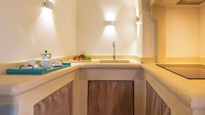 A modern bathroom with a sink, towel rack, and a tray with toiletries. - Dimora Forticito (Marittima)