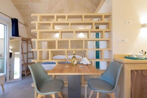 Room, 1 Double Bed, Non Smoking, Courtyard View | Living area | Flat-screen TV