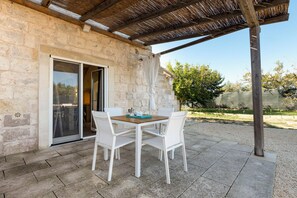 Room, 1 Double Bed, Non Smoking, Courtyard View | Terrace/patio