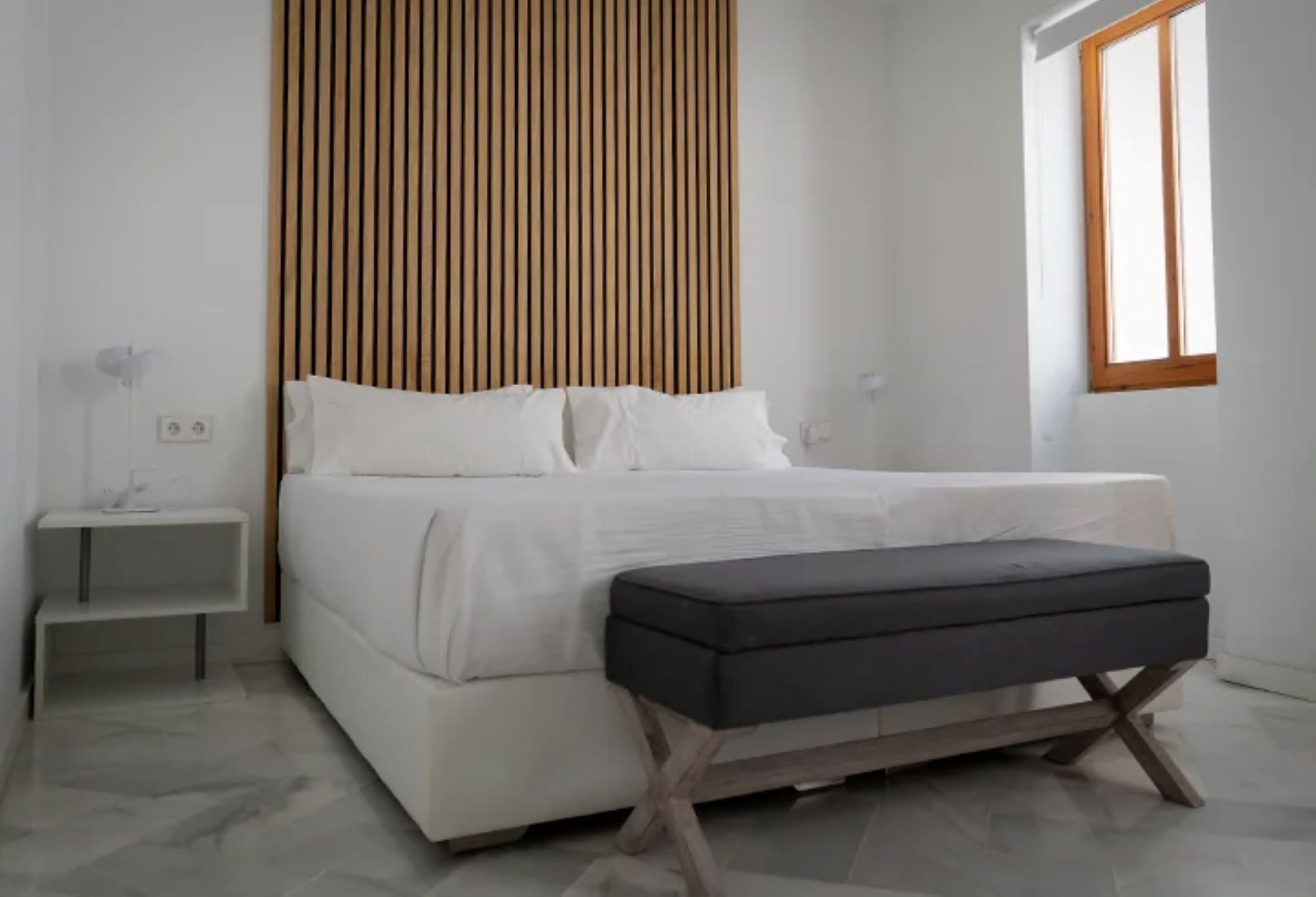 Ropa de cama de alta calidad, colchones Select Comfort, escritorio
