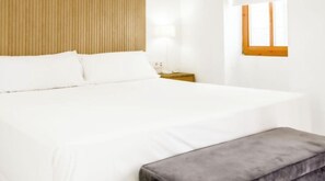 Premium bedding, Select Comfort beds, desk, laptop workspace - Catalina Suites Downtown Valencia (València)