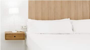 Escritorio, espacio para trabajar con laptop y wifi gratis