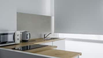 Grand réfrigérateur, micro-ondes, four, plaque de cuisson