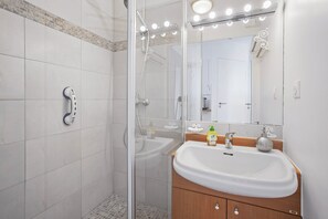 Shower, hair dryer - 2-Room Apartment with Sea View Terrace, Balcony, and Air Conditioning (Cavalaire-sur-Mer)