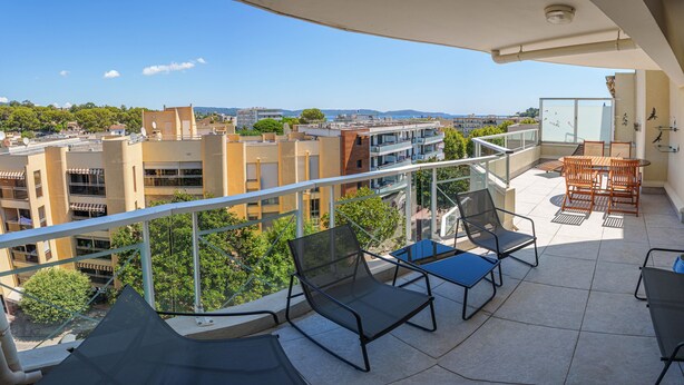 Property grounds - 2-Room Apartment with Sea View Terrace, Balcony, and Air Conditioning (Cavalaire-sur-Mer)