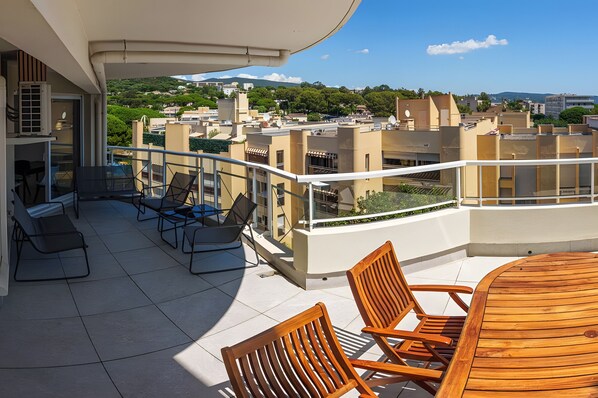 Property grounds - 2-Room Apartment with Sea View Terrace, Balcony, and Air Conditioning (Cavalaire-sur-Mer)