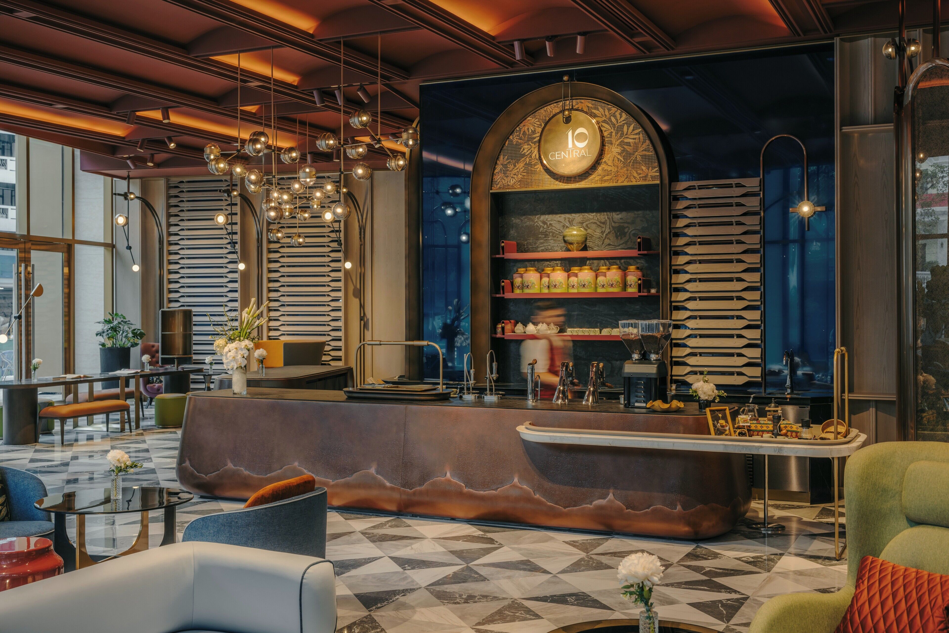 4 间餐厅，供应早餐、午餐和晚餐，意大利菜