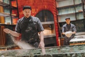 4 nhà hàng, phục vụ bữa sáng, bữa trưa, bữa tối, món Ý 
