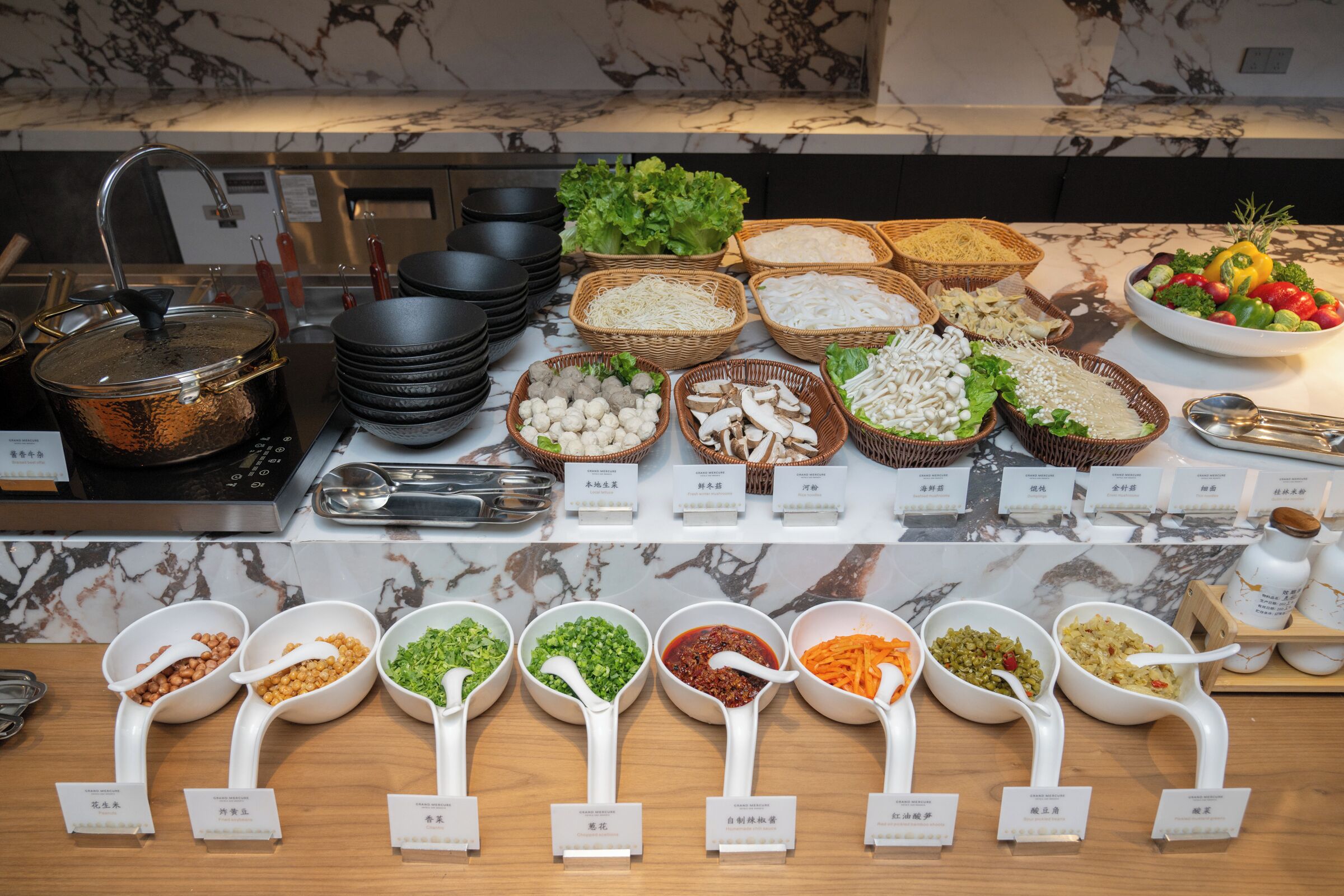 Daily buffet breakfast (CNY 78 per person)