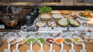 Un buffet con diversi cibi e utensili.