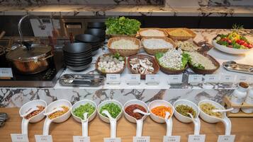 Daily buffet breakfast (CNY 78 per person)