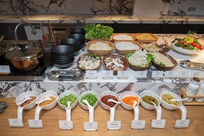 Daily buffet breakfast (CNY 78 per person)