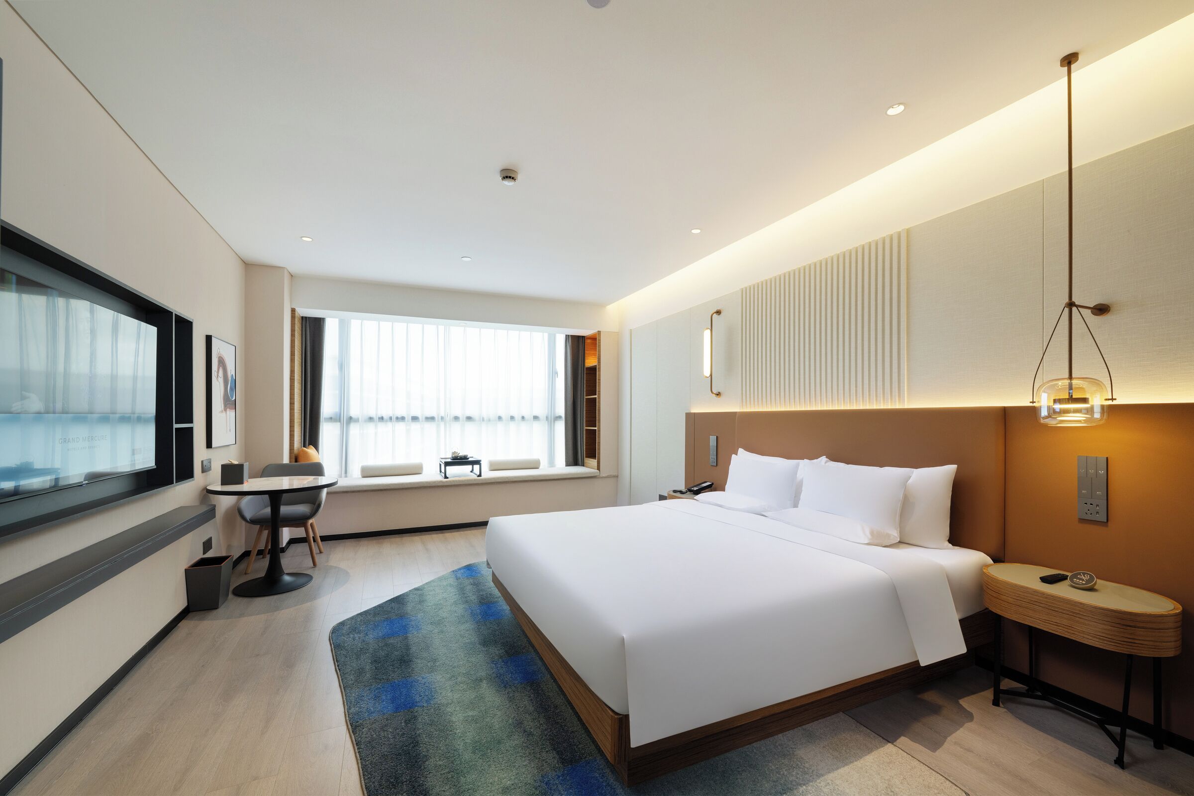 Rom – deluxe, 1 kingsize-seng | Minibar (inkludert), blendingsgardiner og barnesenger (inkludert)