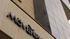 Un bâtiment portant l’enseigne « MOVENFICK », indiquant qu’il s’agit d’un immeuble à usage commercial.