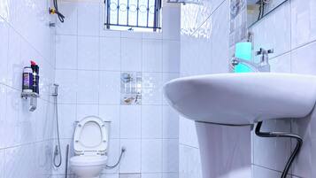 Apartemen Deluks, balkon, pemandangan kota | Kamar mandi | Perlengkapan mandi gratis, sabun, sampo, dan tisu toilet