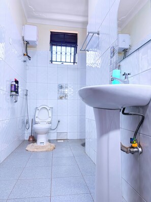 Deluxe Apartment, Balcony, City View | Bathroom | Free toiletries, soap, shampoo, toilet paper