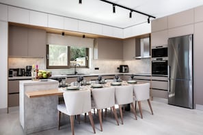 Micro-ondes, four, plaque de cuisson, lave-vaisselle