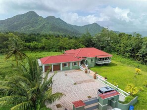 Exterior - 3BR Villa w Hot Tub Home Cinema Mountain View (Pont Cassé)