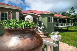 Exterior - 3BR Villa w Hot Tub Home Cinema Mountain View (Pont Cassé)