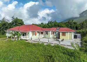 Exterior - 3BR Villa w Hot Tub Home Cinema Mountain View (Pont Cassé)