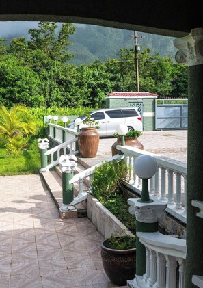 Property grounds - 3BR Villa w Hot Tub Home Cinema Mountain View (Pont Cassé)