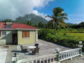 Outdoor dining - 3BR Villa w Hot Tub Home Cinema Mountain View (Pont Cassé)