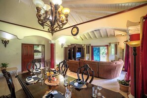 Interior - 3BR Villa w Hot Tub Home Cinema Mountain View (Pont Cassé)