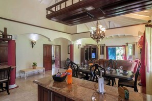 Dining - 3BR Villa w Hot Tub Home Cinema Mountain View (Pont Cassé)