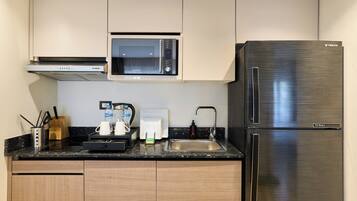 Minikjøleskap, mikrobølgeovn, kaffetrakter/tekoker og vannkoker