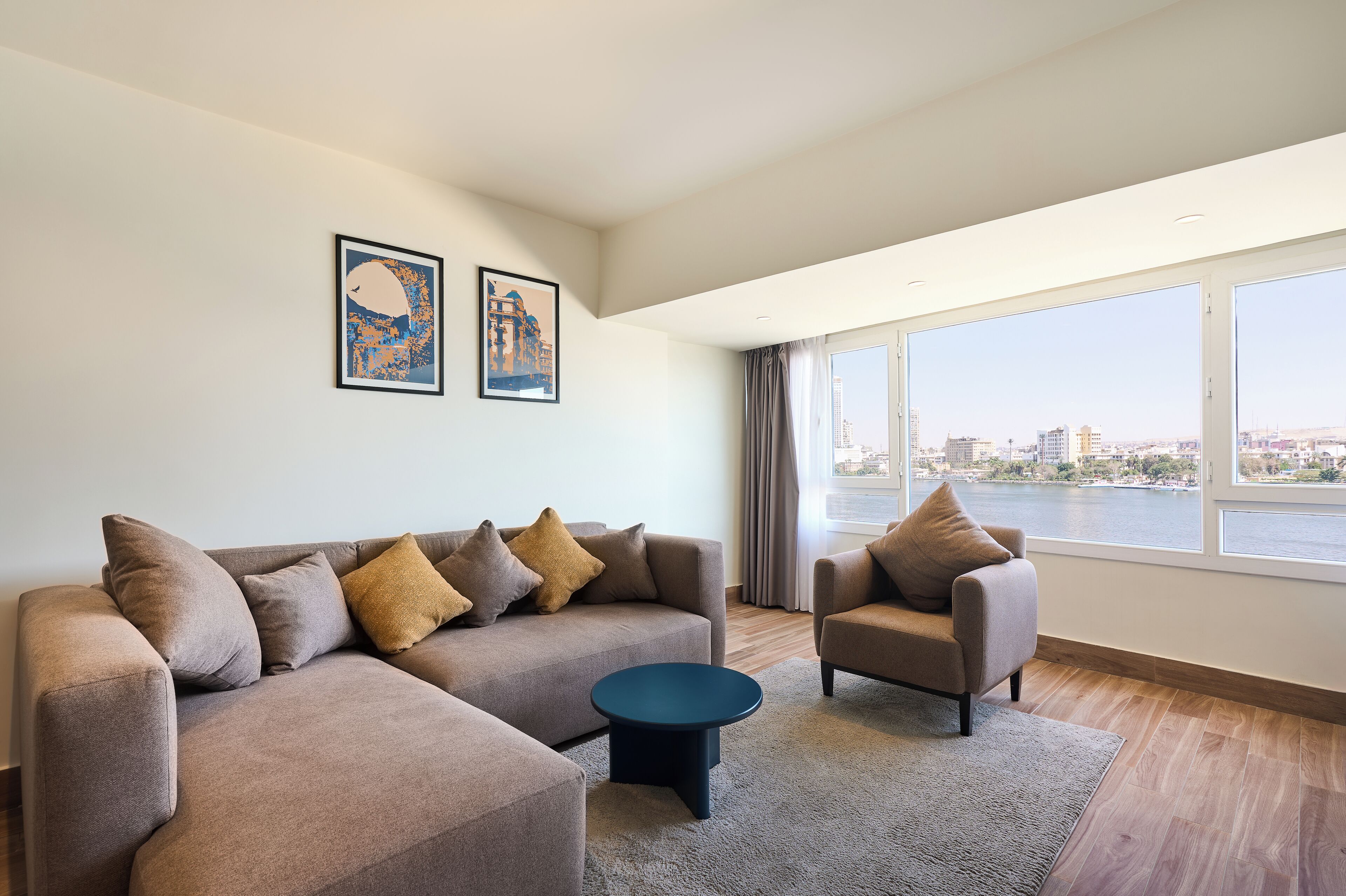 Estudio, vistas al río | Zona de estar | Smart TV de 55 pulgadas con canales digitales