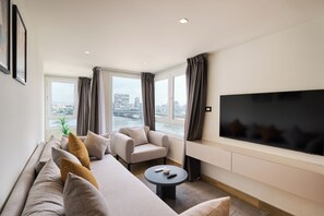 Estudio, vista al río | Área de sala de estar | Smart TV de 55 pulgadas con canales digitales