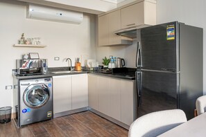 Studio, City View | Private kitchen | Mini-fridge, microwave, coffee/tea maker, electric kettle