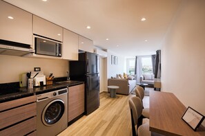 Estudio, vista al río | Cocina privada | Frigobar, microondas, cafetera y tetera y tetera eléctrica