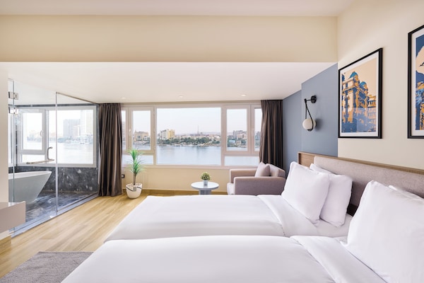 Luxury Studio, Kitchen, River View | Free WiFi, bed sheets