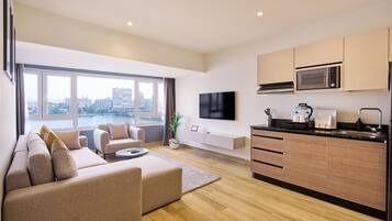 Luksusstudio, kjøkken, elveutsikt | Oppholdsområde | En 55-tommers smart-TV med digitale kanaler