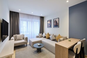 Monolocale Superior, vista città | Area soggiorno | Smart TV 55 pollici con canali digitali