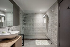 Haartrockner, Hausschuhe, Handtücher, Toilettenpapier