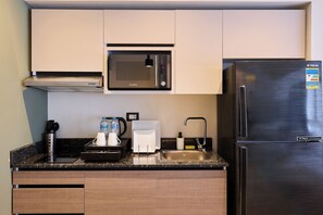 Estudio superior, vista a la ciudad | Cocina privada | Frigobar, microondas, cafetera y tetera y tetera eléctrica