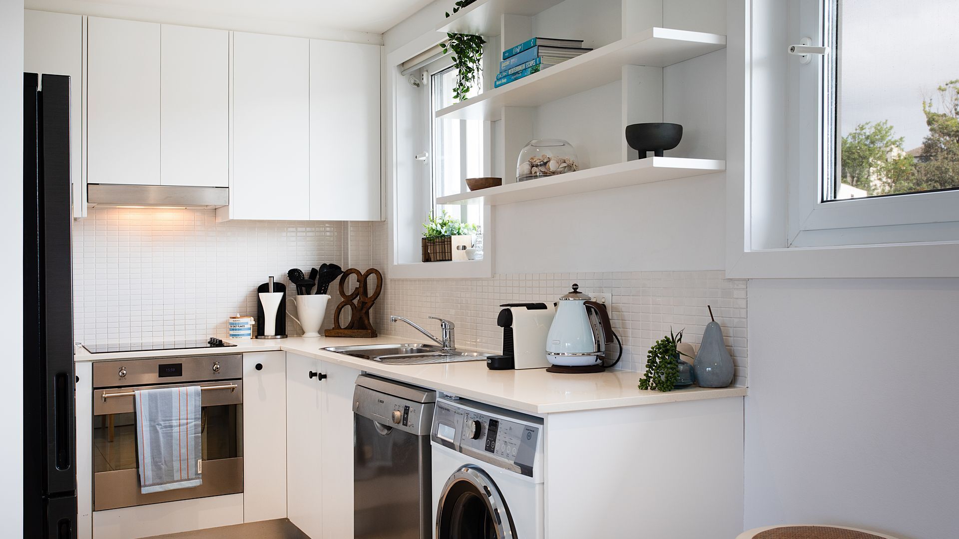 Een koelkast, een magnetron, een oven, een kookplaat