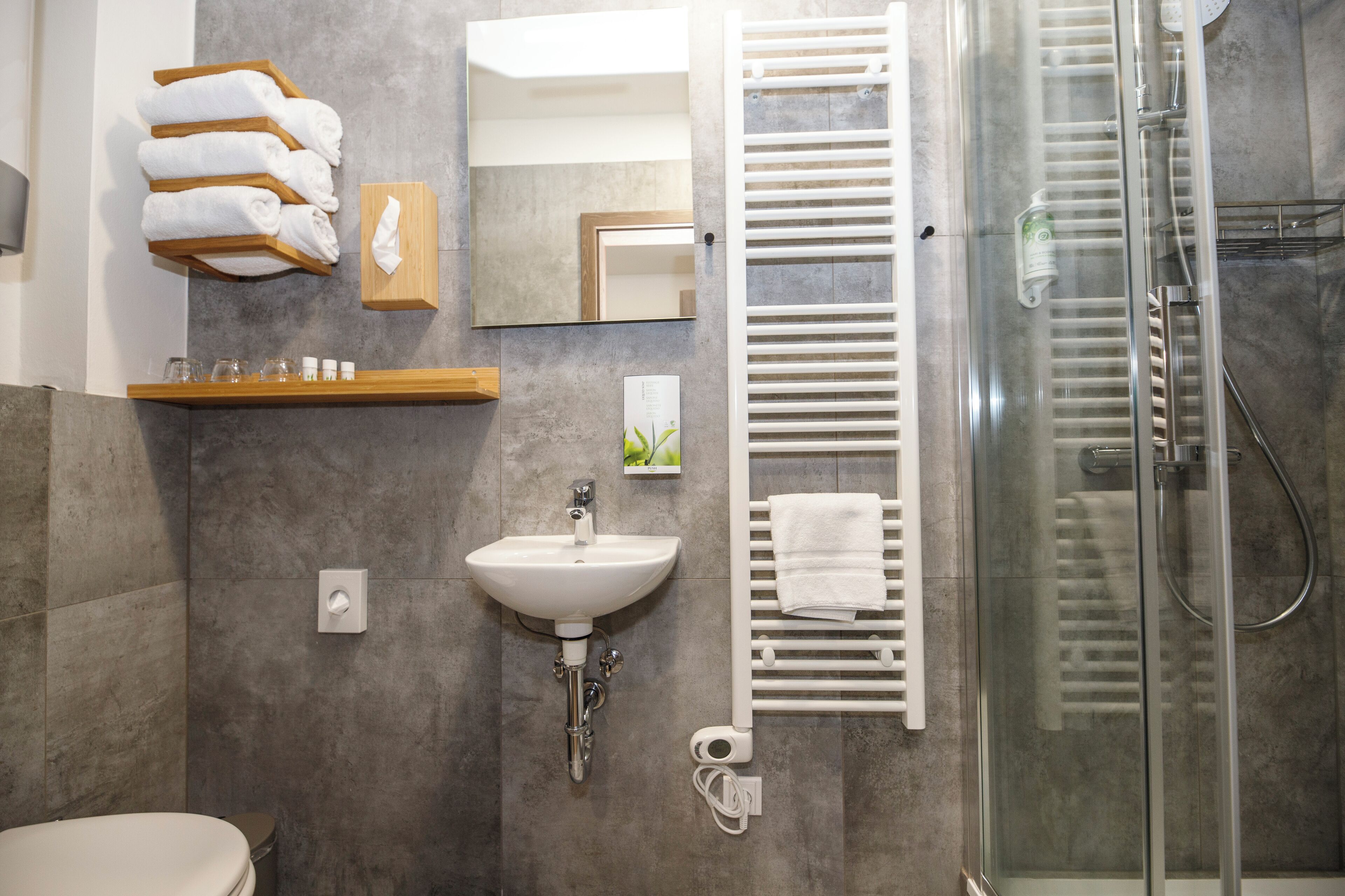 Chuveiro, toalhas de banho, sabonete, papel higiênico