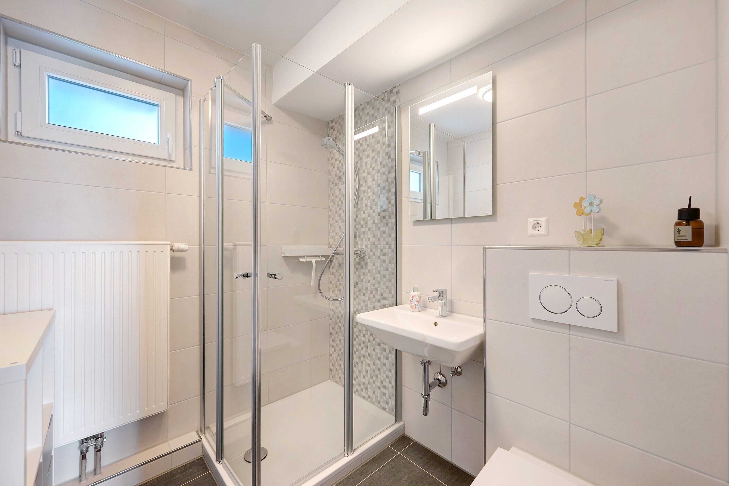 Douche, articles de toilette gratuits, sèche-cheveux