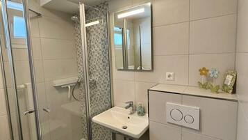 Dusche, kostenlose Toilettenartikel, Haartrockner, Handtücher