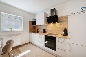 Fridge, microwave, oven, stovetop - Apartment 'Chalet Seewald -' with Private Terrace, Shared Garden and Wi-Fi (Seewald)